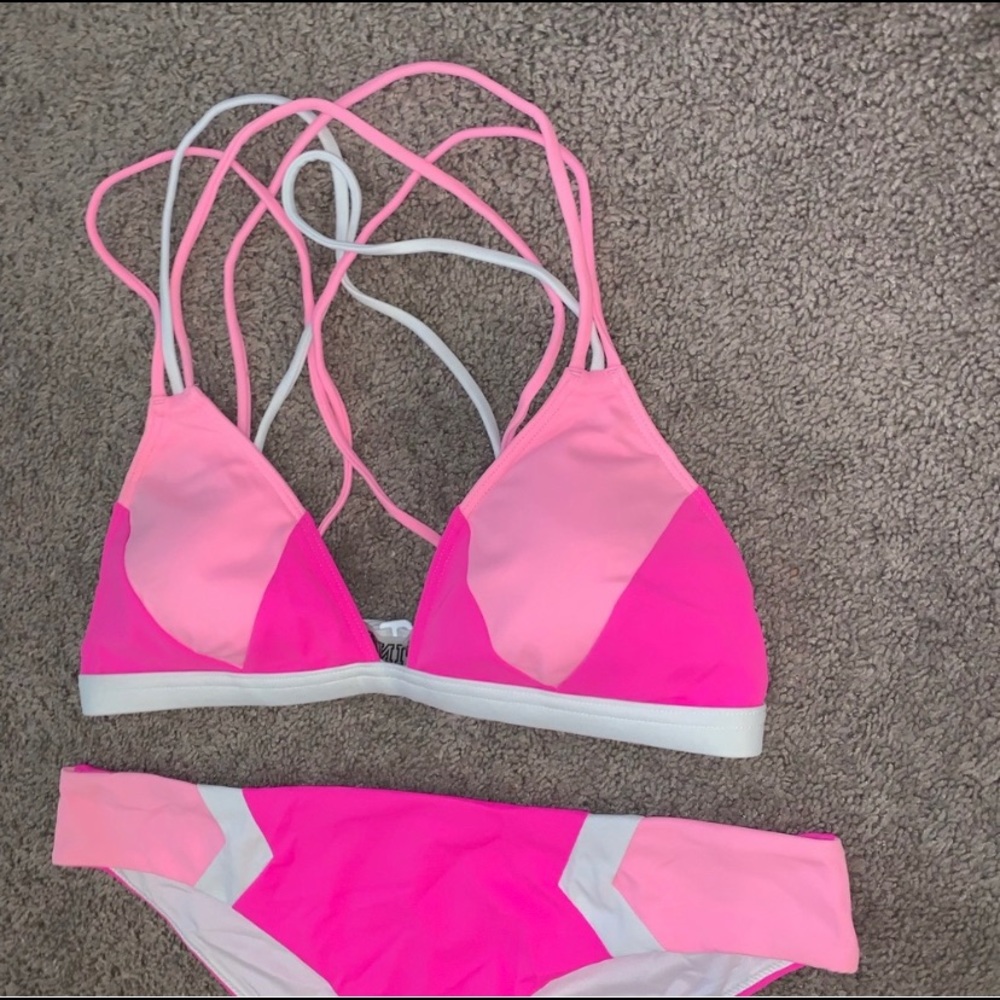 Victoria’s Secret Bikini - Picture 3 of 8